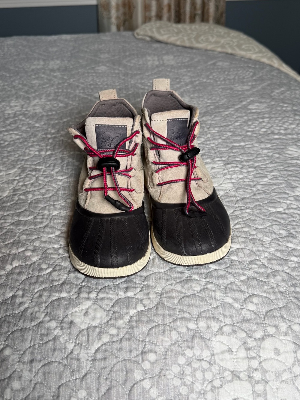 Sorel Out and About Girls Two-Tone Winter Boots in Black, Cream & Pink.  Size 5